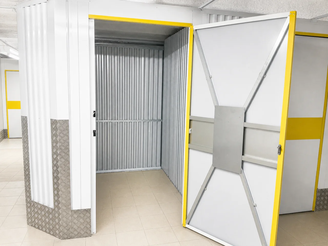 Box Éco Étage Urbabox, porte ouverte, intérieur propre accessible 24h/24